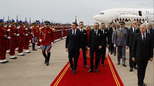 Le roi du Maroc, Mohammed VI (D), accompagne le président français, Emmanuel Macron (G), à son arrivée dans la capitale Rabat, le 28 octobre 2024.