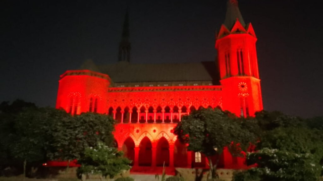 Karaçi'deki Frere Hall Türk Bayrağı'nın renkleriyle aydınlatıldı.