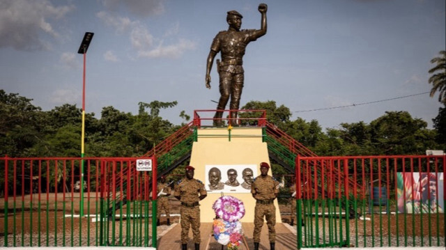 Des militaires se tiennent devant la statue de Thomas Sankara à Ouagadougou, au Burkina Faso.