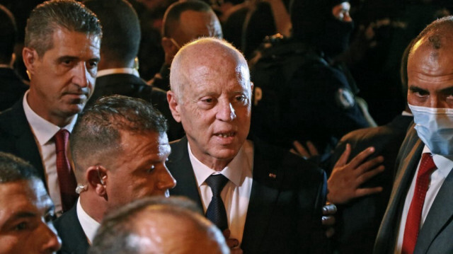 Le président Kais Saied célèbre avec ses partisans sur l'avenue Habib Bourguiba dans la capitale Tunis le 26 juillet 2022 après l'annonce des résultats projetés.