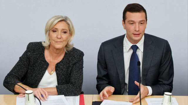 Le président du parti d'extrême droite Rassemblement national (RN), Jordan Bardella (à droite), parle à côté de la présidente du groupe parlementaire du Rassemblement national, Marine Le Pen, à l'Assemblée nationale française, à Paris, le 14 septembre 2024.
