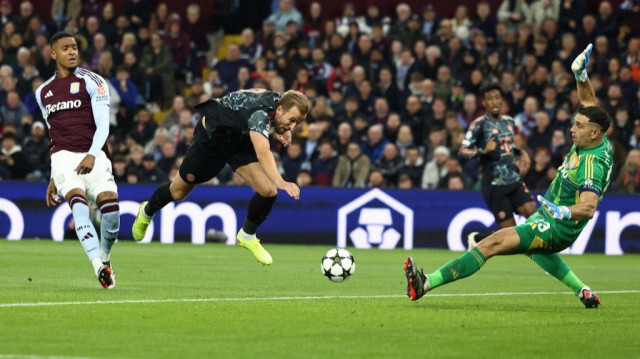 Le gardien argentin d'Aston Villa, Emiliano Martinez, détourne un tir de l'attaquant anglais du Bayern Munich, Harry Kane, lors du match de la phase de groupes de la Ligue des champions entre Aston Villa et le Bayern Munich au Villa Park à Birmingham, le 2 octobre 2024.