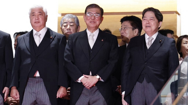 Le nouveau Premier ministre japonais Shigeru Ishiba (au millieu) participe à une séance photo avec les membres de son cabinet à la résidence officielle du Premier ministre à Tokyo, le 1er octobre 2024.