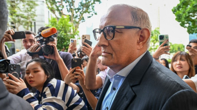 L'ancien ministre des transports et ministre chargé des relations commerciales de Singapour, S. Iswaran, quitte la Cour suprême de Singapour le 3 octobre 2024.