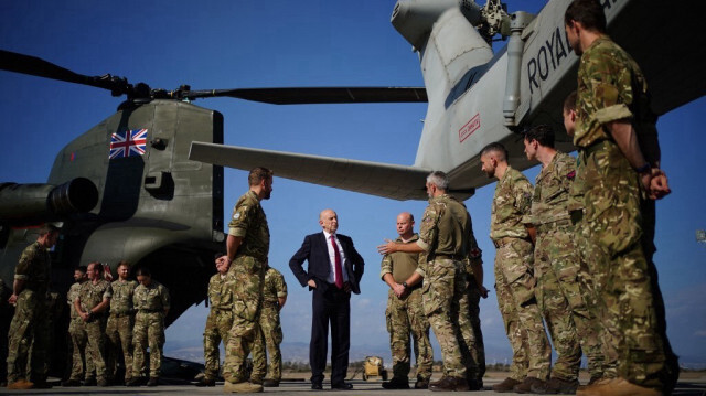 Le ministre britannique de la Défense John Healey lors d'une visite au personnel des forces conjointes à la RAF Akrotiri, près de Limassol, sur l'île méditerranéenne de Chypre, le 2 octobre 2024.