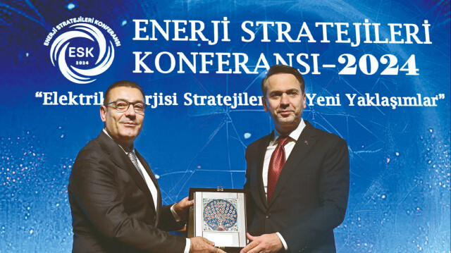 Enerji ve Tabii Kaynaklar Bakanı Alparslan Bayraktar'a (sağda), Elektrik Üretim AŞ (EÜAŞ) Genel Müdürü ve TESAB Yönetim kurulu Başkanı Zafer Benli (solda) hediye takdim etti.