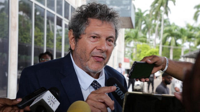 L'observateur de l'Organisation internationale des juristes, Reed Brody, s'adresse à la presse après la condamnation de l'ancien président Desi Bouterse par la Cour de justice du Suriname, à Paramaribo, le 20 décembre 2023.
