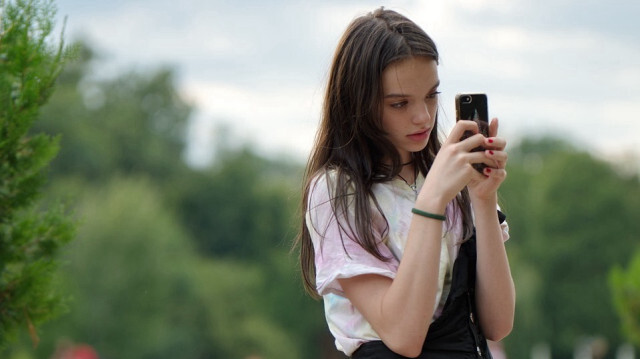 Les téléphones portables en classe seront banni de la maternelle à la "rhéto", l'équivalent belge de la classe de terminale, à compter de la rentrée 2025.