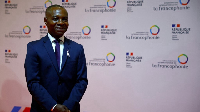 Le secrétaire d'État français chargé de la Francophonie et des Partenariats internationaux, Thani Mohamed Soilihi, attend l'arrivée des invités de la 45e session de la Conférence ministérielle de la Francophonie, à Paris, le 3 octobre 2024, à la veille du 19e Sommet de la Francophonie. 