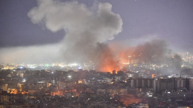 De la fumée s'élève du site d'une frappe israélienne qui a visé un quartier de la banlieue sud de Beyrouth, le 03 octobre 2024.