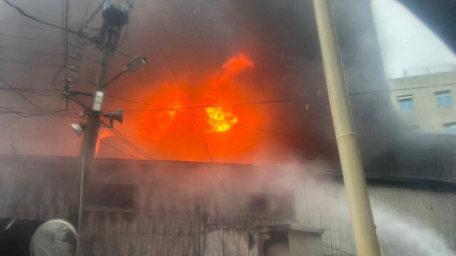 Des pompiers intervenant sur un incendie à l'hôpital Donggang Antai dans le comté de Pingtung, le 3 octobre 2024.