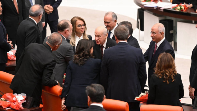 MHP Genel Başkanı Bahçeli, TBMM'de DEM Partili vekillerle tokalaşmış ve barış mesajı vermişti.