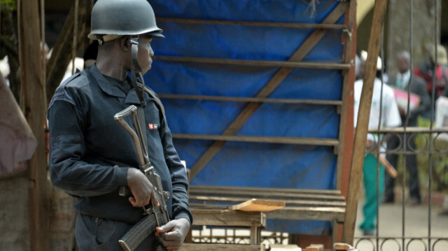 Un policier est en alerte près de l'entrée du congrès du parti Social Democratic Front (SDF) du Cameroun à Bamenda le 22 février 2018. 