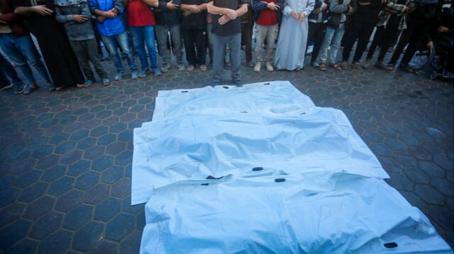 Les corps des Palestiniens ayant perdu la vie sont transportés à l'hôpital des Martyrs d'Al-Aqsa pour les funérailles, après une attaque israélienne visant des tentes abritant des Palestiniens déplacés à Deir Al-Balah dans la Bande de Gaza, le 30 octobre 2024.