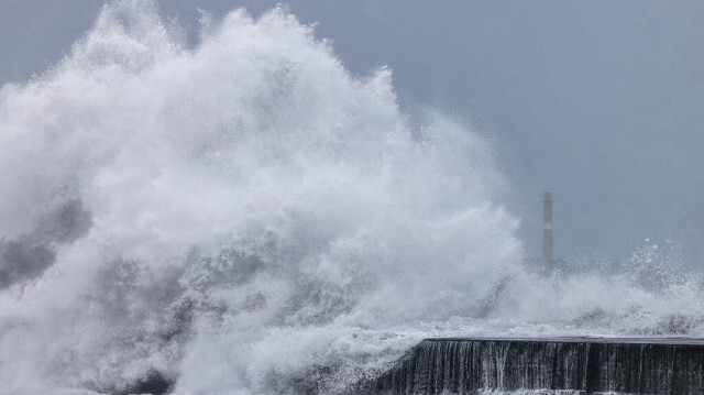 De fortes vagues déferlent le long de la côte alors que le typhon Kong-rey s'approche de Taïwan, dans le comté de Yilan, le 30 octobre 2024.