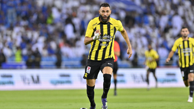 Benzema, Al-Ittihad'de forma giyiyor.