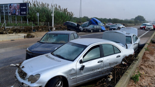 Des voitures empilées après une coulée de boue provoquée par les inondations à Picuana, près de Valence, dans l'est de l'Espagne, le 30 octobre 2024.