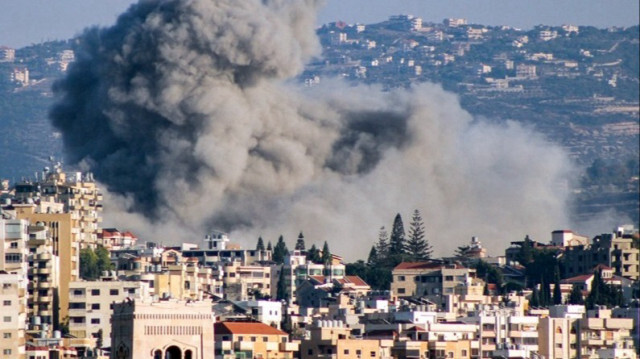 De la fumée s'élève après une frappe aérienne israélienne dans le sud du Liban.