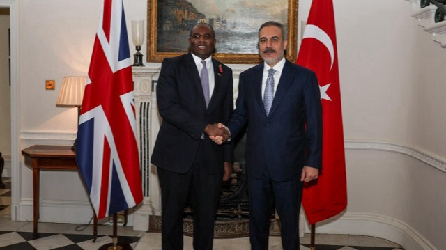 Turkish Foreign Minister Hakan Fidan (R) and British Foreign Secretary David Lammy (L)