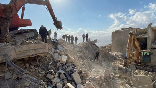 Des ouvriers retirent les décombres d'une maison touchée par une frappe aérienne israélienne dans la vallée de la Bekaa au Liban, le 31 octobre 2024.