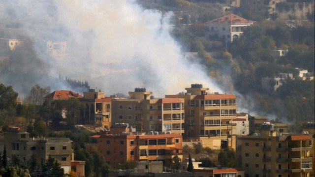 De la fumée s'élève du site d'une frappe aérienne israélienne dans le sud du Liban.