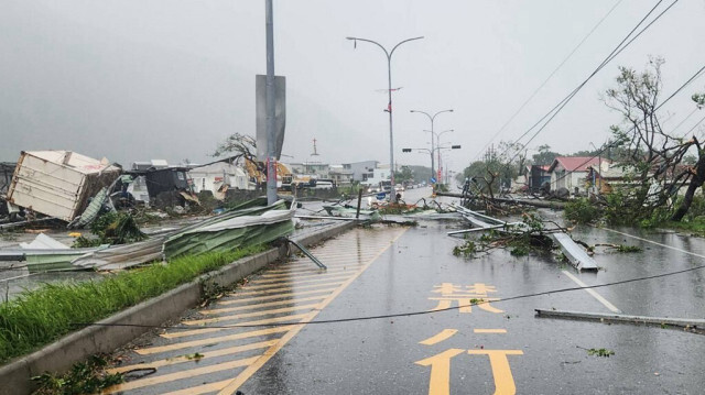 Les lignes électriques tombées et des débris sur la route provinciale 9 en raison des vents violents et des pluies du super typhon Kong-rey à Xincheng, dans le comté de Hualien au Taïwan le 31 octobre.