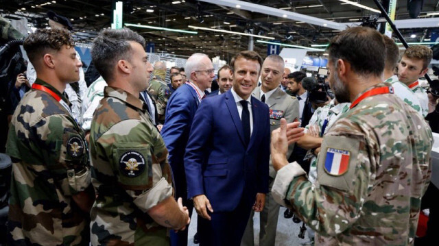 Le Président français Emmanuel Macron discute avec des soldats français.