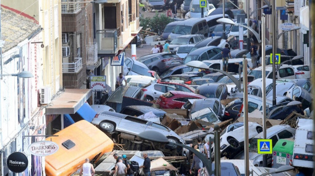 Des voitures empilées après les inondations meurtrières à Sedavi, au sud de Valence, dans l'est de l'Espagne, le 30 octobre 2024. 