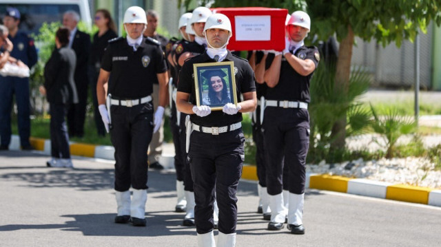 Des officiers de police portant un portrait et le cercueil de l'activiste turco-américain Aysenur Ezgi Eygi, tué par les forces israéliennes lors d'une manifestation pacifique en Palestine occupée, à l'aéroport Adnan Menderes d'Izmir, en Türkiye.