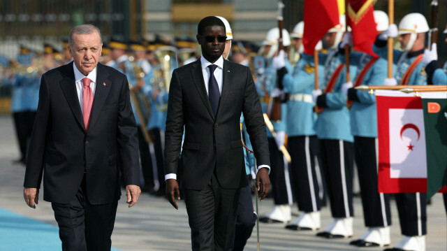 Le président turc Recep Tayyip Erdogan accueille le président sénégalais Bassirou Diomaye Faye lors d'une cérémonie officielle à Ankara, en Türkiye, le 31 octobre 2024.