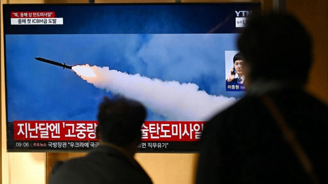 Des personnes regardent un écran de télévision diffusant un bulletin d'information avec des images d'un essai de missile nord-coréen, dans une gare de Séoul, en Corée du Sud, le 31 octobre 2024.