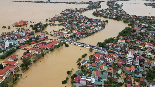 Les inondations dans le centre du Vietnam ont tué cinq personnes, endommagé des centaines d'habitations et détruit des récoltes, ont annoncé les autorités le 31 octobre 2024, après que la tempête tropicale Trami ait déversé de fortes pluies sur le pays.