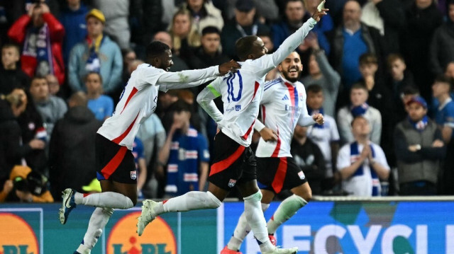 L'attaquant français de Lyon, Alexandre Lacazette, célèbre son troisième but lors du match de phase de groupes de la Ligue Europa entre les Rangers et Lyon au stade Ibrox à Glasgow, le 3 octobre 2024. 