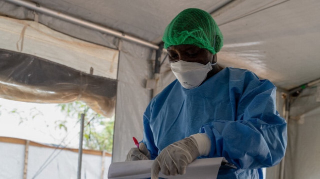 Le docteur James Wakilonga Zanguilwa enregistre les informations d'un patient atteint de la variole au centre de traitement de Kamituga dans le Sud-Kivu, dans l'est de la République démocratique du Congo, le 20 septembre 2024.