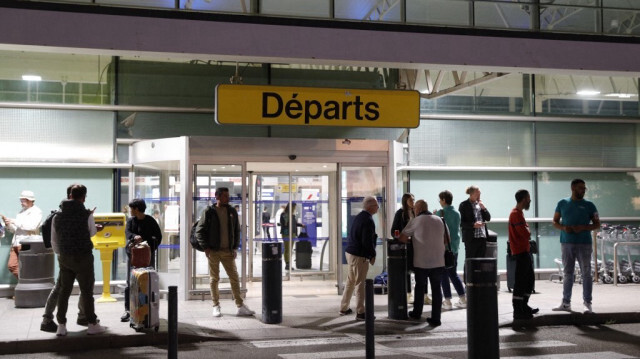 Des passagers attendent devant l'aéroport Napoelon Bonaparte d'Ajaccio, sur l'île méditerranéenne française de Corse, le 3 octobre 2024, alors que les quatre aéroports et les six ports de Corse sont bloqués en raison d'une grève.