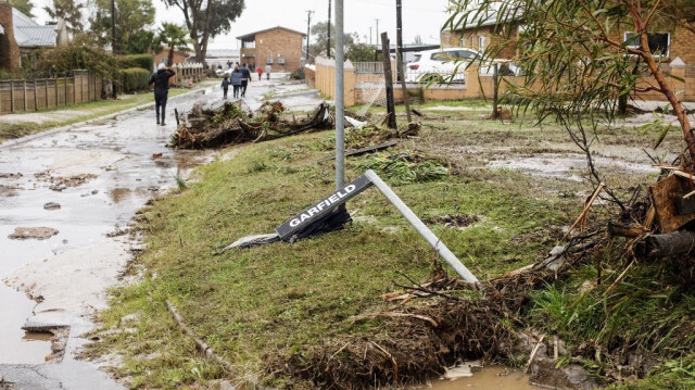 Une plaque de rue effondrée est visible à côté d'une route endommagée par les inondations à Riverlands, dans le district de Swartland, le 8 août 2024.