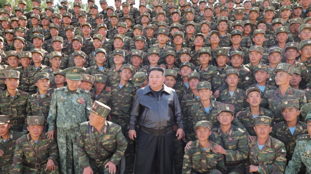 Le dirigeant nord-coréen Kim Jong Un (C) posant avec des troupes lors d'une inspection dans une base d'entraînement des forces d'opérations spéciales de l'armée populaire coréenne dans la région occidentale, dans un lieu non divulgué en Corée du Nord, le 2 octobre 2024. 