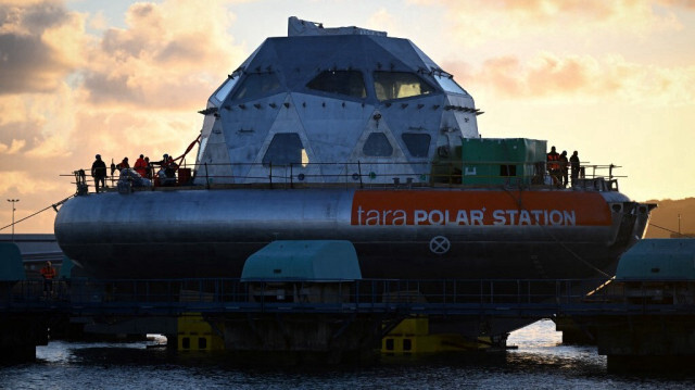 Une photo montre la station polaire Tara à la dérive avant son lancement, à Cherbourg, dans le nord-ouest de la France, le 1er octobre 2024. 