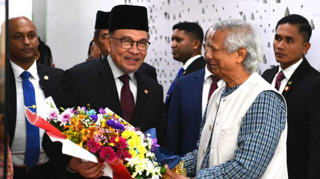 Le Premier ministre malaisien, S.E. Dato Seri Anwar bin Ibrahim, est arrivé à Dhaka et a été acceuilli par Muhammad Yunus, chef du gouvernement de transition.