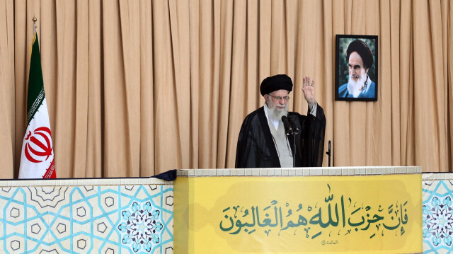 Le guide suprême iranien, l'ayatollah Ali Khamenei, dirige la prière du vendredi à la mosquée Imam Khomeini pour la première fois depuis 4 ans à Téhéran en Iran, le 04 octobre 2024.