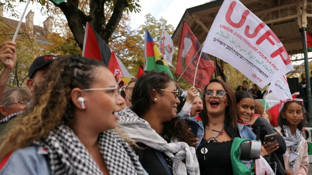 Un manifestant tient un drapeau de l'association Union Juive Française Pour La Paix (UJFP) lors d'un rassemblement de soutien aux Palestiniens et de demande de cessez-le-feu place de la Nation, à Paris, le 8 septembre 2024.