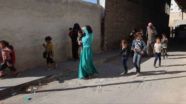 Des Syriens réfugiés au Liban retournent dans leur pays d'origine après un voyage de cinq jours dans la province septentrionale d'Idlib, où ils sont accueillis dans un lieu de repos temporaire dans la ville de Qah, le 4 octobre 2024. Le Liban a accueilli des centaines de milliers de Syriens après la répression des manifestations antigouvernementales en Syrie en 2011, qui a déclenché une guerre ayant fait plus d'un demi-million de morts. Mais l'intensification des frappes israéliennes sur le Liban depuis le 23 septembre a poussé 310 000 personnes à fuir vers la Syrie, dont la plupart sont des réfugiés syriens, selon les autorités libanaises.