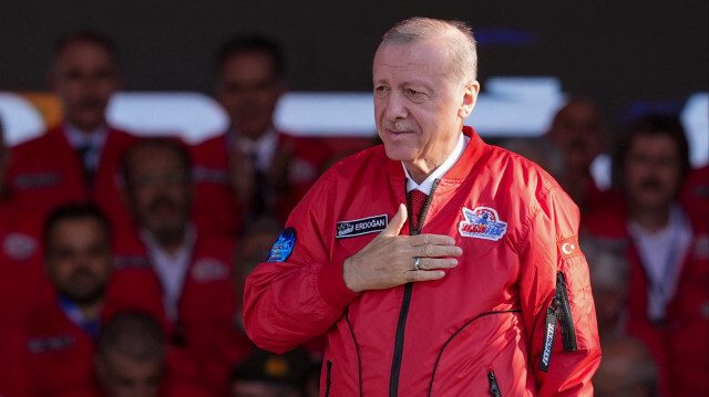 Le président turc Recep Tayyip Erdogan salue la foule lors du troisième jour de l'événement technologique et aérospatial TEKNOFEST à l'aéroport d'Adana, à Adana, en Türkiye, le 4 octobre 2024. 