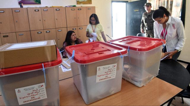 Des scrutateurs préparent un bureau de vote à l'Ariana, près de Tunis, un jour avant l'élection présidentielle, le 5 octobre 2024. La Tunisie organise une élection présidentielle le 6 octobre sans réelle opposition au président sortant Kais Saied, largement pressenti pour remporter l'élection alors que ses principaux détracteurs, y compris un concurrent clé, sont derrière les barreaux.