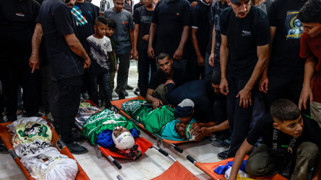 Des personnes en deuil prient près des corps des Palestiniens tués lors d'un raid aérien israélien sur le camp de réfugiés de Tulkarem la nuit précédente, lors de leur procession funéraire dans le camp en Cisjordanie occupée, le 4 octobre 2024. Une source au sein des services de sécurité palestiniens a déclaré que le raid aérien sur le camp de réfugiés de Tulkarem, qui a tué 18 personnes, était le plus meurtrier dans le territoire depuis 2000, tandis que l'armée israélienne a déclaré que sa frappe avait tué le chef du Hamas, Zahi Yaser Abd al-Razeq Oufi, qu'elle accusait d'avoir participé à des attaques.