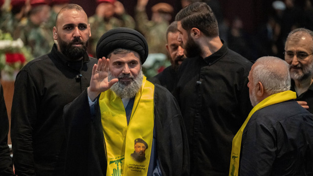 Un haut responsable du Hezbollah, Hashem Safieddine (C), assiste à la cérémonie funéraire du commandant Fuad Shukr, dans la banlieue sud de Beyrouth, le 1er août 2024. Le 1er août, le Hezbollah a rendu hommage à Fuad Shukr, dont le corps a été retrouvé dans les décombres d'une frappe israélienne du 30 juillet dans le sud de Beyrouth, qui a également tué cinq civils, trois femmes et deux enfants, et blessé des dizaines de personnes, selon le ministère libanais de la santé, alors que les craintes d'une extension du conflit dans la région se font de plus en plus vives.