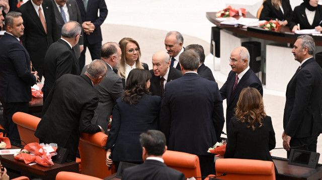 Bahçeli, CHP ve DEM Parti sıralarında oturan bazı milletvekilleriyle tokalaştı.