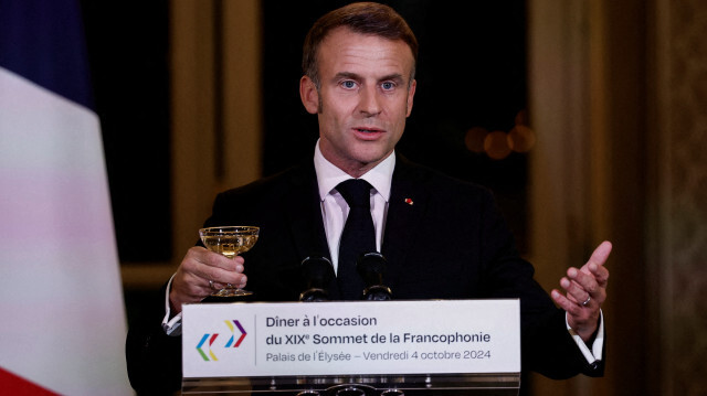 Le président français Emmanuel Macron prononce un discours avant un dîner avec plusieurs chefs d'État et de gouvernement et des dirigeants d'organisations internationales au palais de l'Élysée, dans le cadre du 19e Sommet de la Francophonie, à Paris, le 4 octobre 2024.