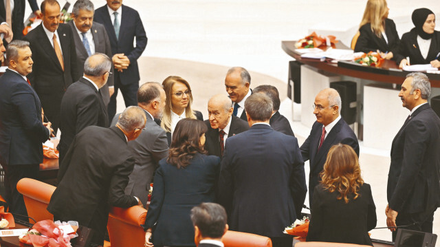 MHP Genel Başkanı Bahçeli Genel Kurul'dan ayrılırken DEM Parti sıralarında oturan bazı milletvekilleriyle tokalaşmıştı.