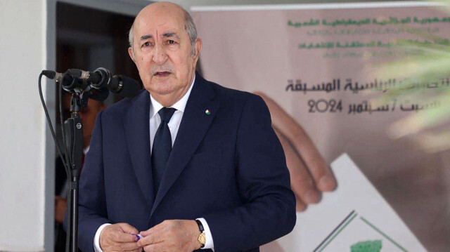 Une photo diffusée par la page Facebook de la présidence algérienne montre le président algérien sortant Abdelmadjid Tebboune s'adressant à la presse après avoir voté à Alger le 7 septembre 2024. 